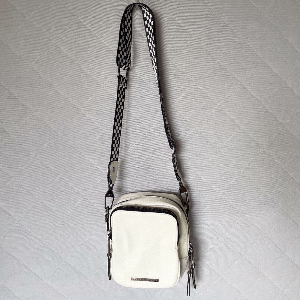 Quay Australia Crossbody Camera Bag - White - Black and White Checkered Strap - Picture 6 of 16
